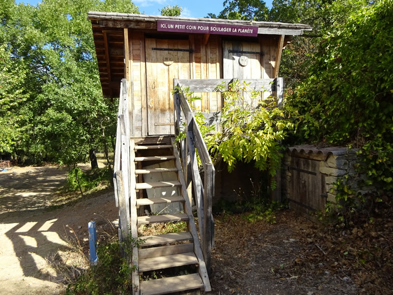 Toilettes sèches du jardin du Loubatas