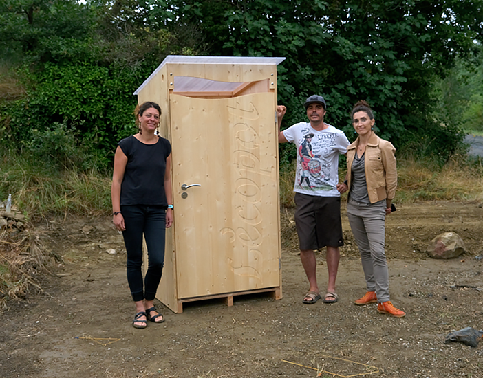 La cabine Ventarél avec les fondateurs de Lécopot et Marie-Laure Portal-Cabanel de l'association Terre de Passage