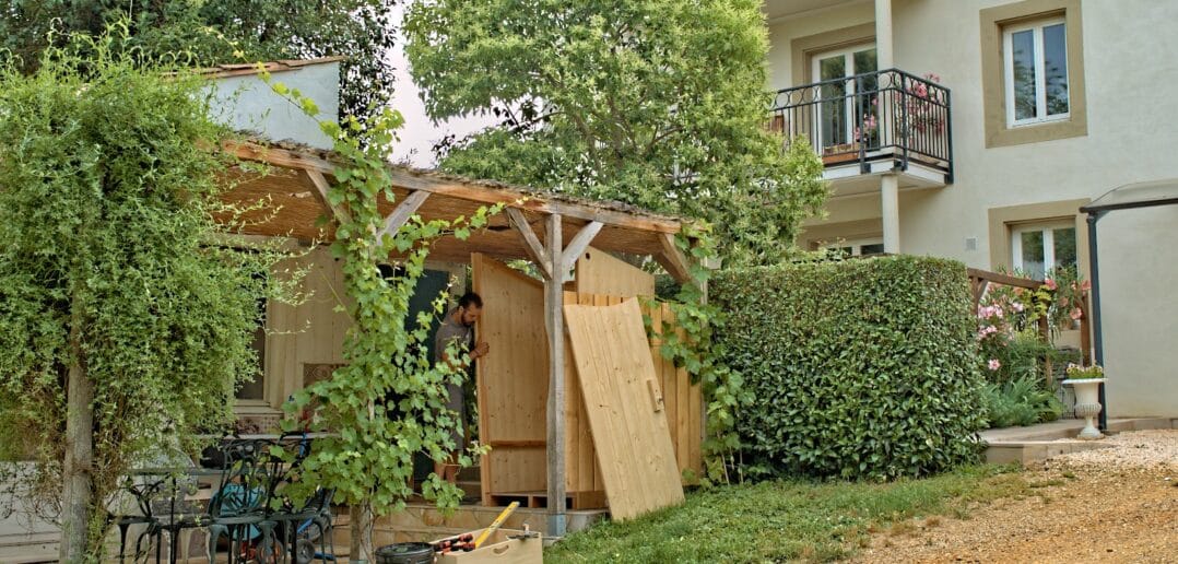 An easy-to-assemble dry toilet cubicle.