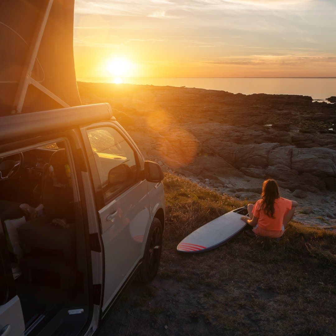 Van life au bord de la plage.